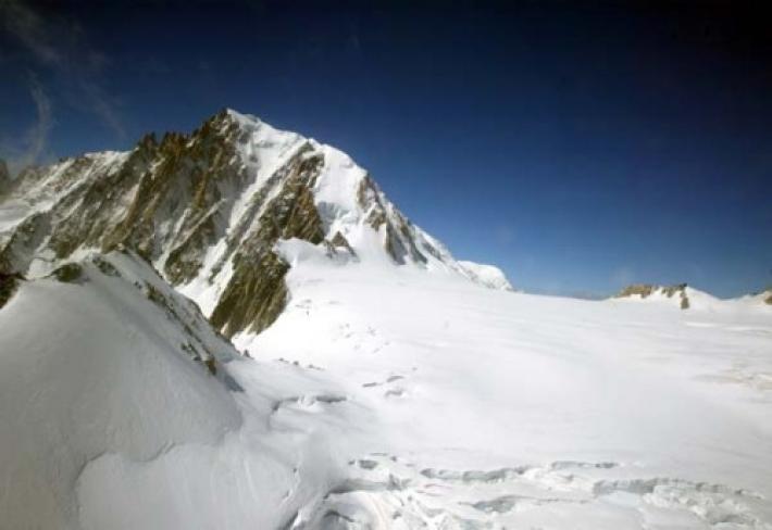 Incidenti in montagna: tre italiani trentenni dispersi sul Monte Bianco 
