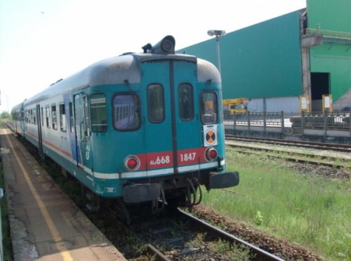 Passa sotto le sbarre, anziano travolto dal treno