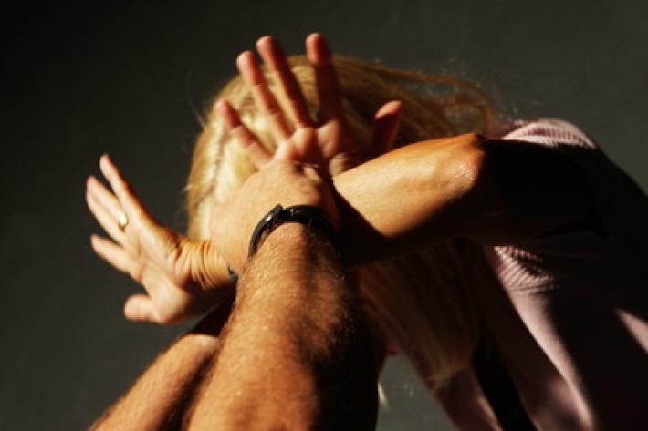 Prende a pugni la compagna tanto da crederla morta: condannato 33enne di Cavriago