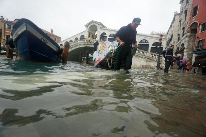 Venezia, acqua alta record: arriver&agrave; a un metro e settanta