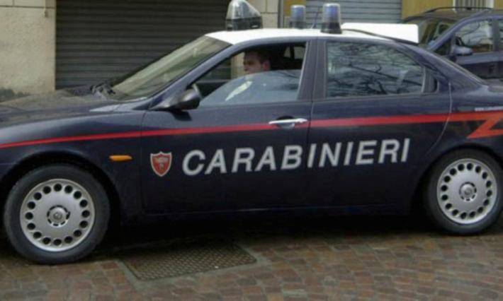 Cinisello Balsamo, distribuisce volantini con le foto intime e numero di telefono della ex sotto la casa della donna: per lui arriva il divieto di avvicinamento