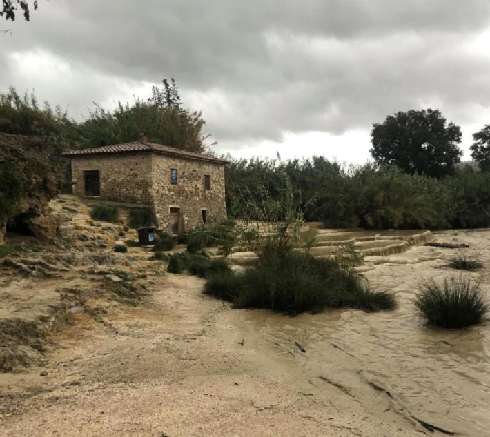 Un'ondata di piena travolge le cascate termali di Saturnia