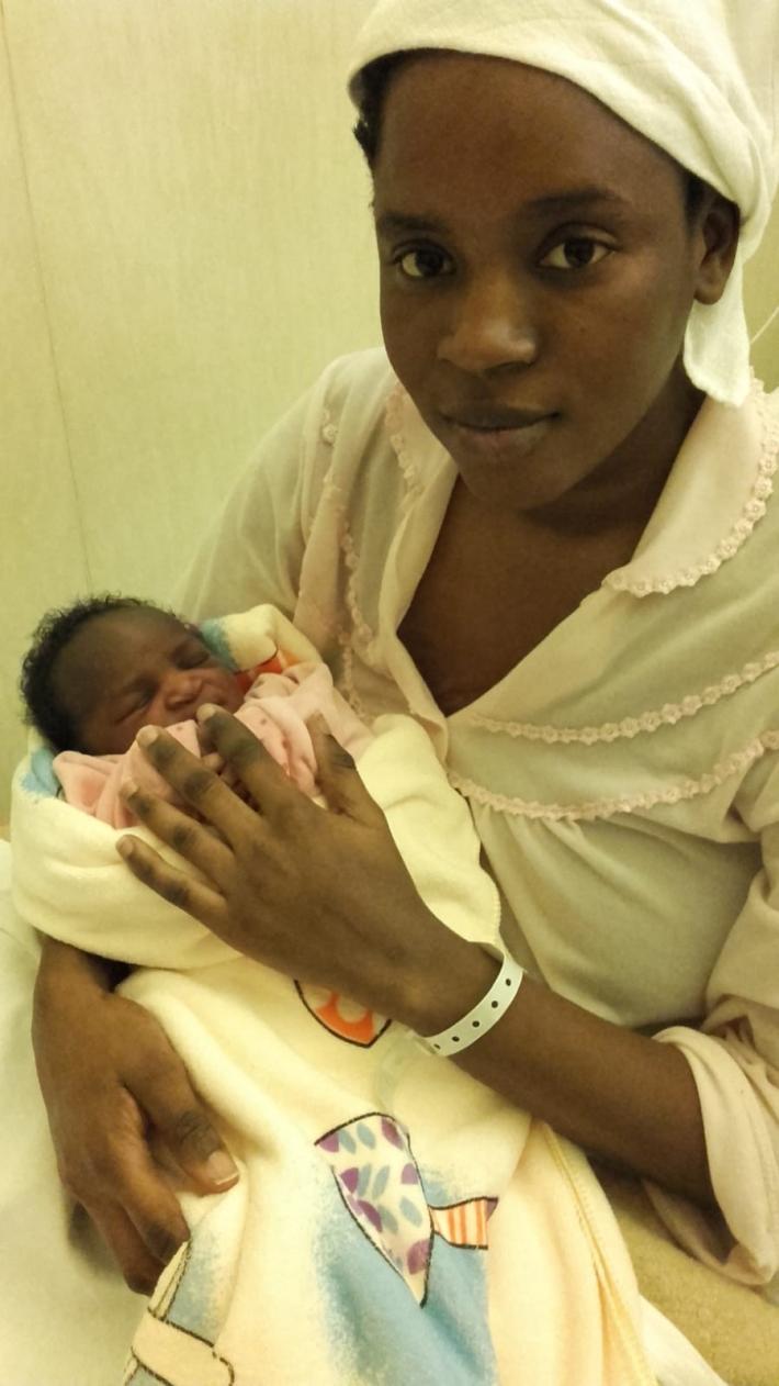 Sabrina ha fretta: la fanno nascere le vicine di casa