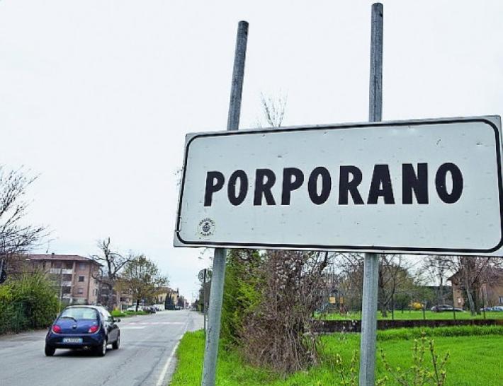 Auto ribaltata a Porporano: due feriti incastrati nell'abitacolo 