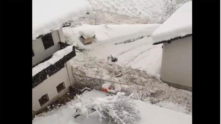 Valanga in val Martello, danneggiate case, masse neve e alberi sradicati - Video