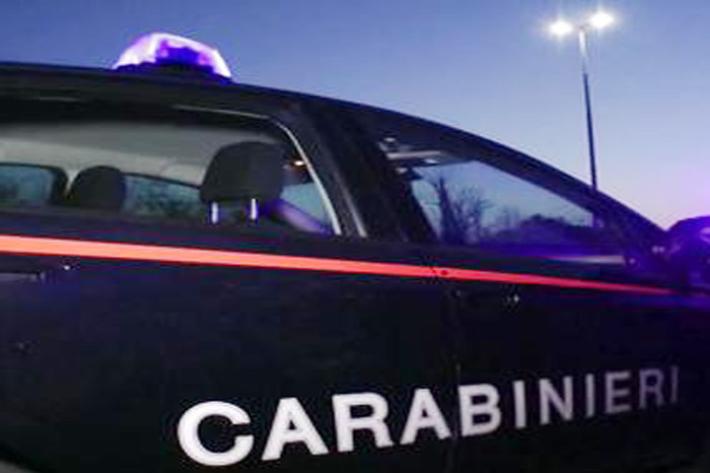 Ruba le porte di una casa disabitata, arrestato 56enne nel Reggiano