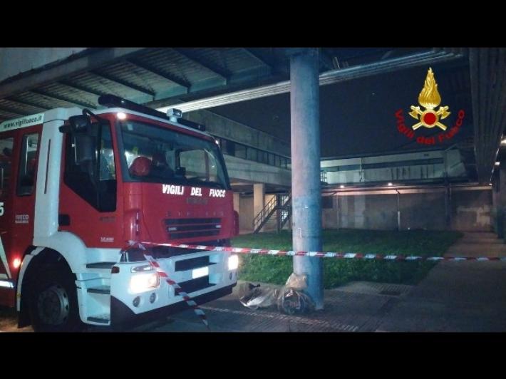 Incendio nella notte in un sottotetto, due fidanzati morti a Milano