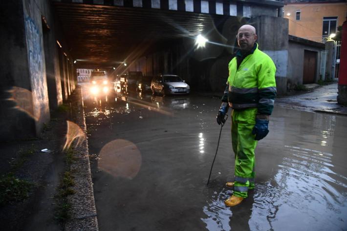 Allerta rossa in Liguria: ci sono 19 sfollati. Galleria A7 allagata, chiuso tratto verso Busalla
