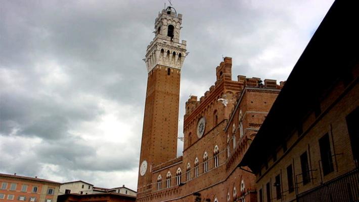 Siena, suicidio dalla Torre del Mangia: pubblicato il video, caccia all'autore