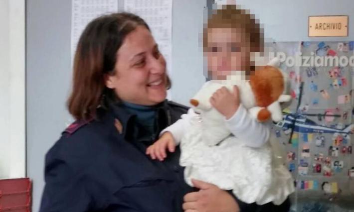 La bimba resta a terra, il treno parte con la mamma