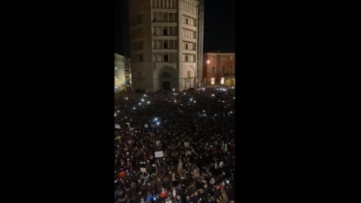 Piazza Duomo si riempie dell'inno di Mameli intonato dalle 'sardine' - Video 