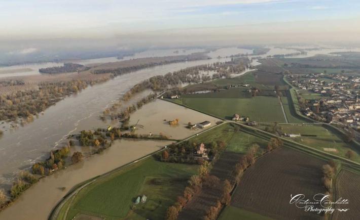 La piena del Po a Zibello: la foto (dall'alto) di un lettore
