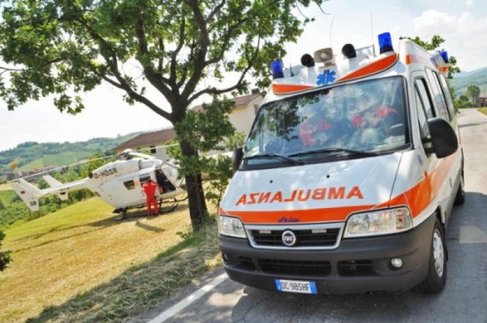 Mano incastrata nel trattore: agricoltore ferito mentre lavora