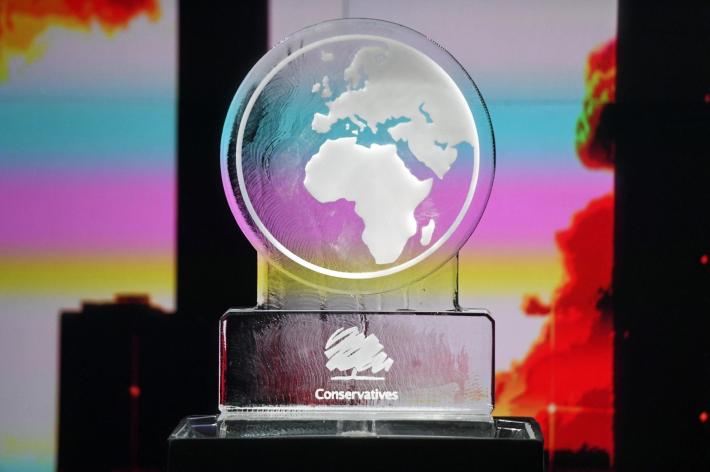 Dibattitito sul clima, Johnson non si presenta e viene sostituito con una statua di ghiaccio