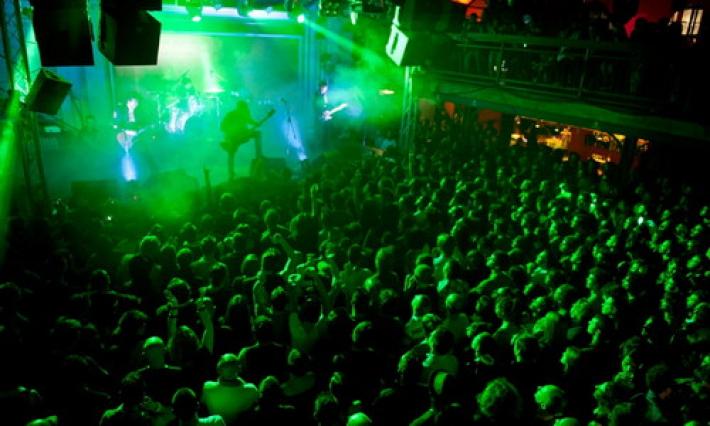 Spray urticante in disco: 10 giovani al pronto soccorso