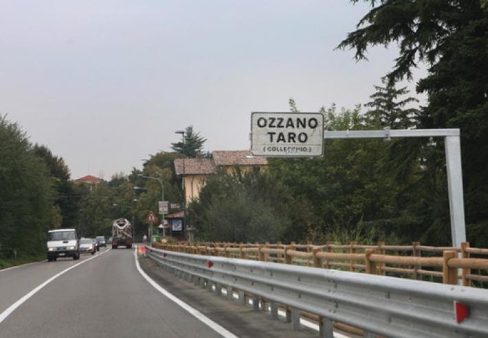 Ciclista si schianta contro un albero e muore