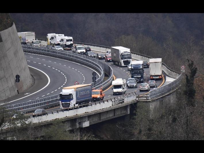 Viadotto crollato: frana sotto controllo, riaperta l'autostrada