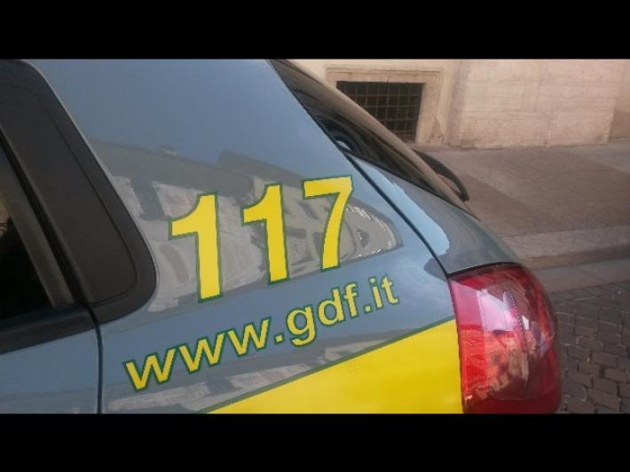 Fermati alla frontiera di Ponte Chiasso con un assegno da 100 milioni di euro