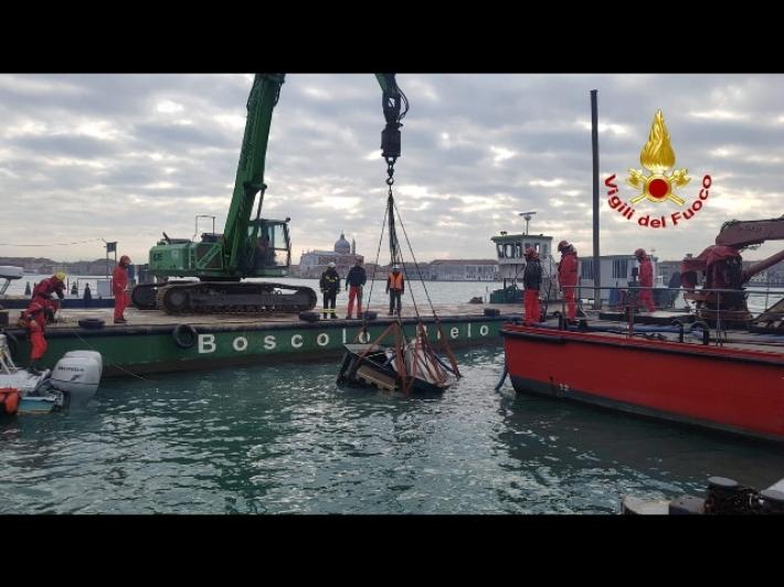 Venezia: recuperata l'edicola inghiottita dall'acqua alta