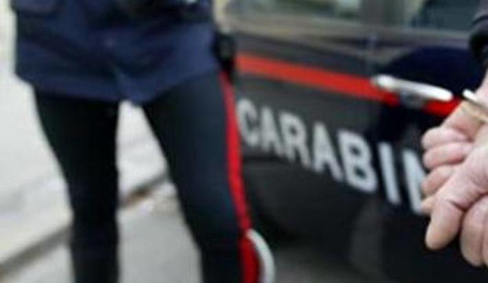 Rubano un auto con un  bimbo a bordo e si schiantano, arrestati