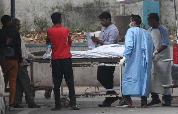 Incendio in un mercato di New Delhi, i morti salgono a 43