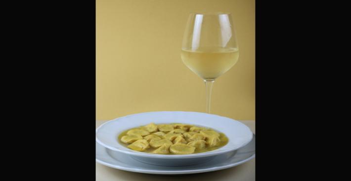 Brodo, anolini e vino: tanti abbinamenti possibili  ma poi vince il lambrusco 