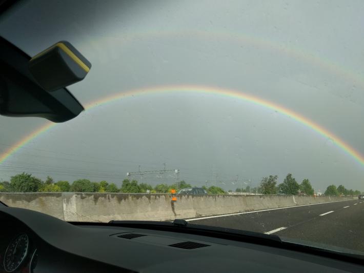 Doppio arcobaleno in autostrada 