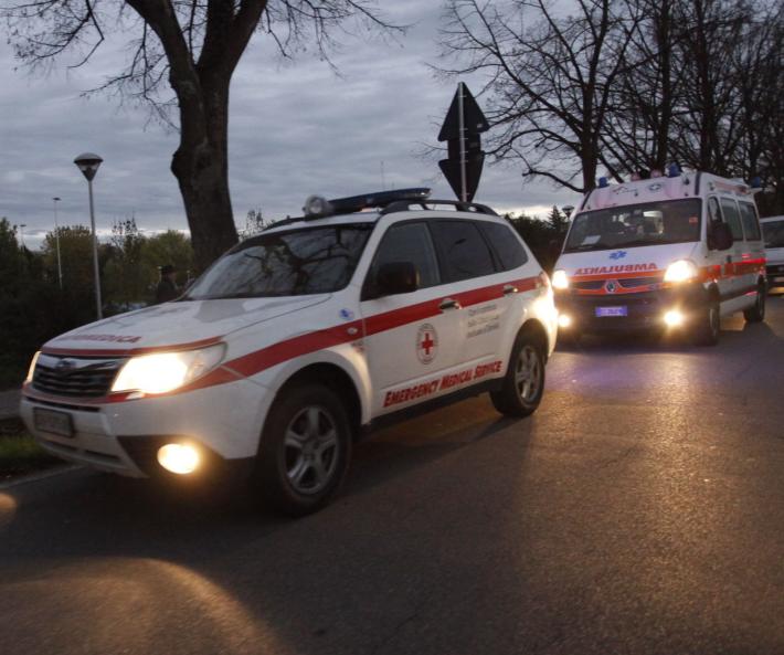 Cabriolo, auto fuori strada: un ferito di media gravit&agrave;