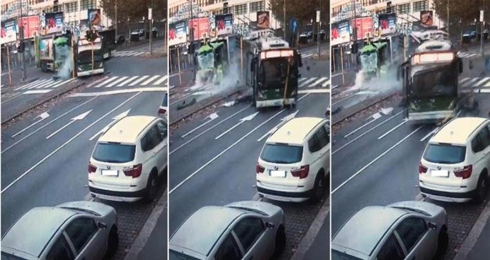 Scontro filobus-camion dei rifiuti: morta una donna  - Il video dello scontro