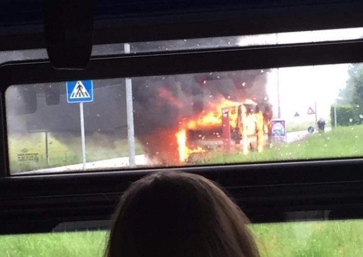 Incendio a Viarolo: distrutto un bus 