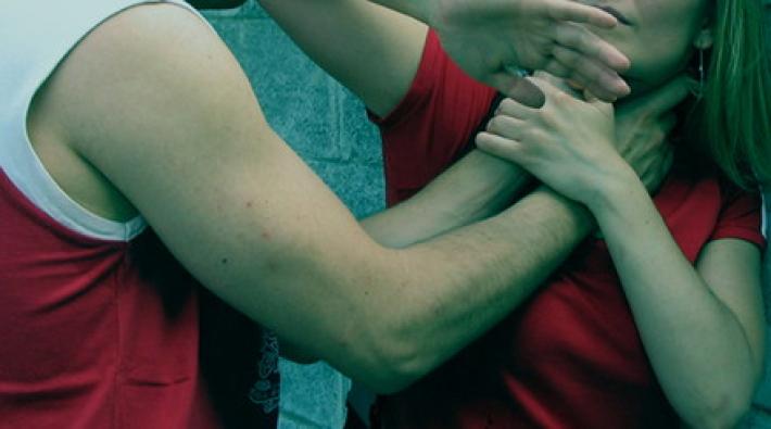 Botte alla compagna, chiama parente e dice 'l'ho uccisa'