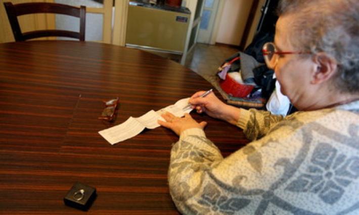 "Faccia i  versamenti su questo Iban": la 90enne si fida  del finto dipendente della societ&agrave; di energia e perde 1200 euro