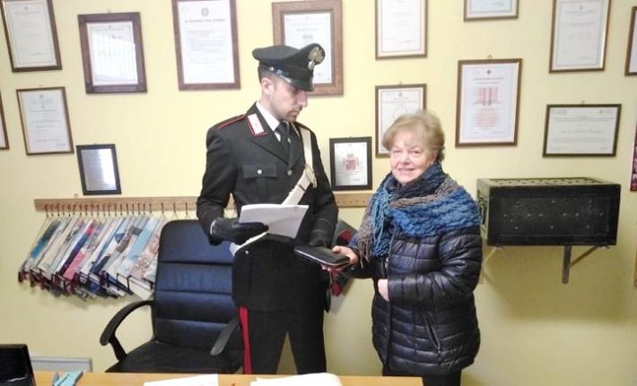 Ritrova un portafogli con mille euro e lo porta ai carabinieri che rintracciano la proprietaria