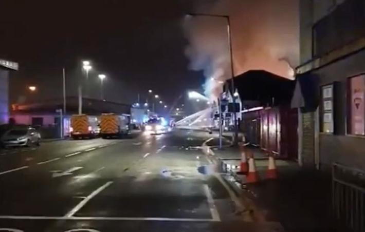 Spruzza deodorante nell'abitacolo e poi accende una sigaretta: l'auto esplode