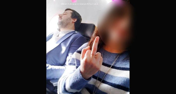 Posta la foto in cui fa il dito medio a Salvini in aereo, l'attacco del web