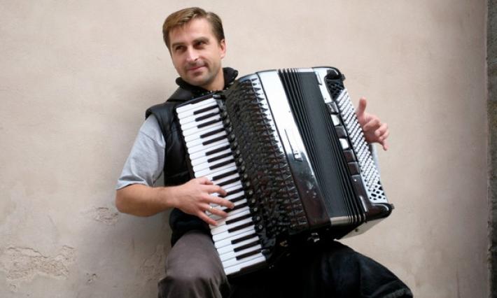 Il fisarmonicista multato: &laquo;Tante chiamate contro Giovanni&raquo;