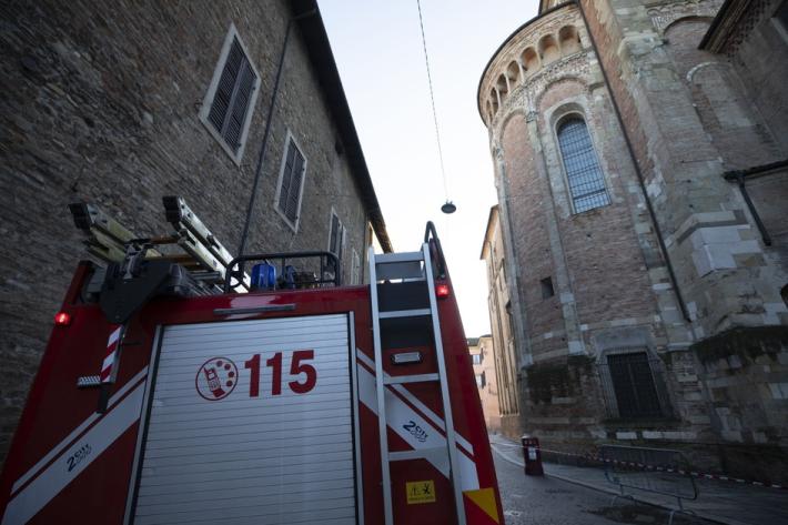 Si staccano alcuni frammenti dall'abside: transennato il marciapiede