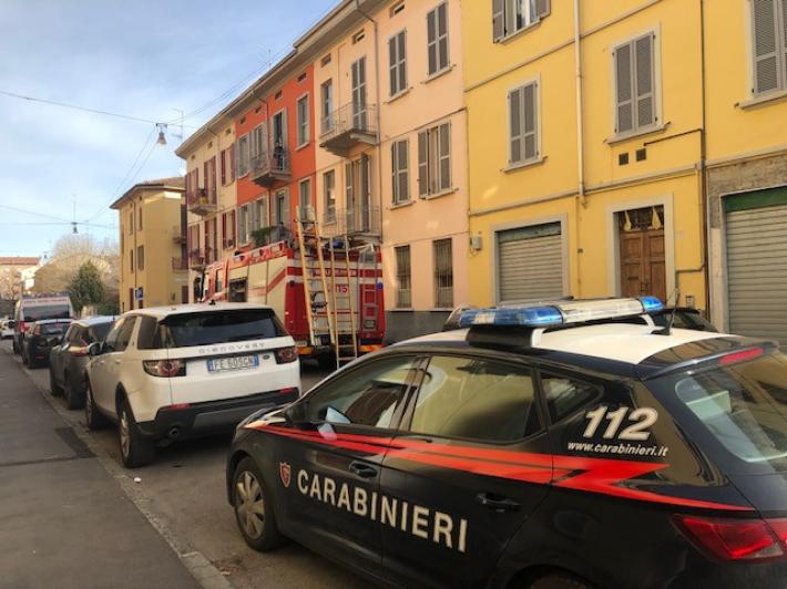 Paura in via Gulli per un'anziana chiusa in casa