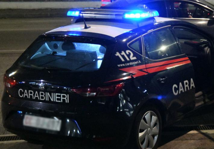Modena, 17enne in coma etilico: gli amici lo filmano coi telefonini