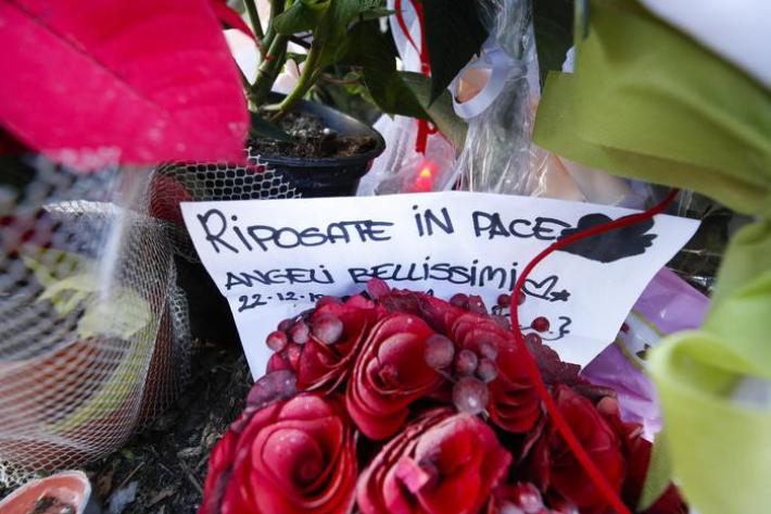 Morte investite: chiesa gremita per i funerali di Gaia e Camilla