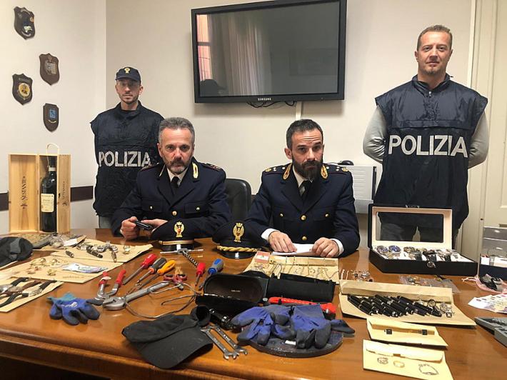 Furti in abitazione: due arresti. Recuperati orologi, penne e altra refurtiva