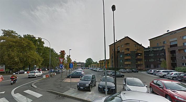 Piazzale Sicilia, scontro tra due moto: un ferito