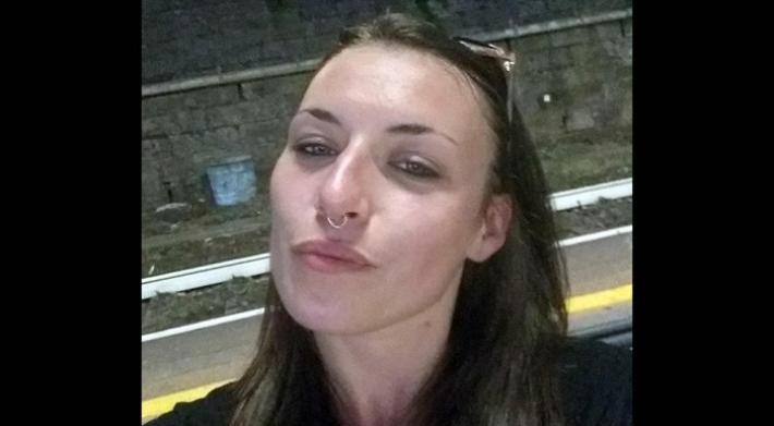 Travolta e uccisa dal treno: investita dopo una lite con un'amica per ragazzo conteso 