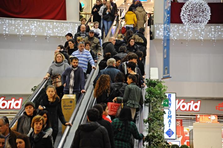 E' 'malata' di shopping compulsivo: Il giudice le toglie i soldi