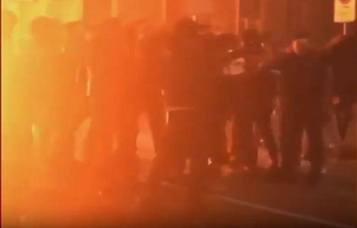 Vigili accerchiati a Milano, il caposquadra: 'Noi cinque contro cento' - Video 