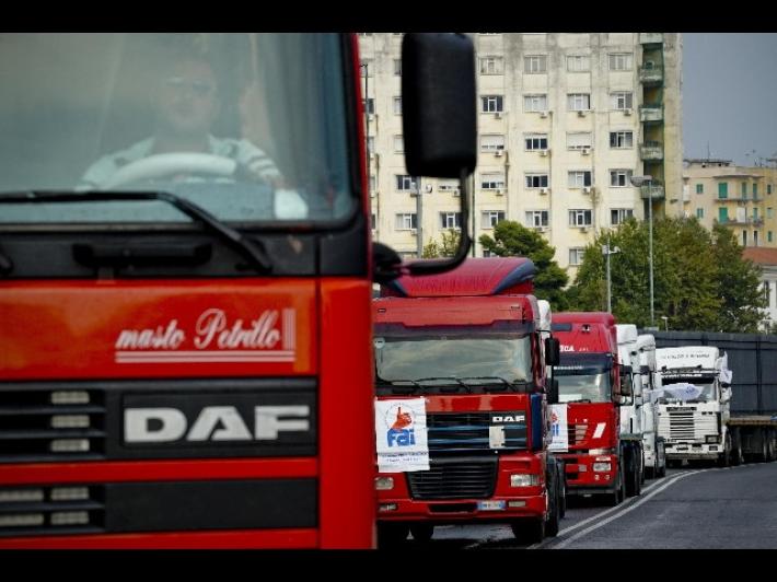 Rissa tra camionisti a colpi di spranga: un uomo in pericolo di vita