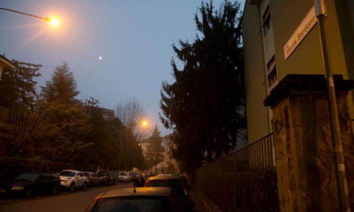 Via Torelli: scippata, cade e si rompe un femore