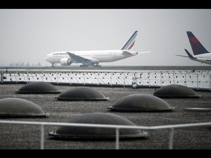 Armato di coltello ad aeroporto Parigi, ucciso da polizia 