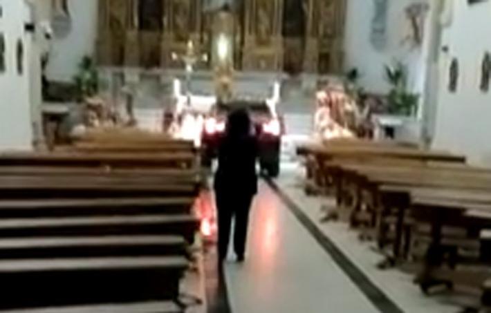 Automobilista &laquo;posseduto&raquo; entra in chiesa con il suv e scatena il caos  - Video
