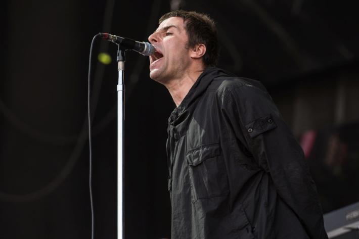 Liam Gallagher: "Mio fratello mi implora di riformare gli Oasis"